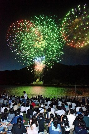 境水道で打ち上げられる花火に見入る来場者=境港市浜ノ町