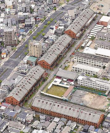 広島市に残る被爆建物「旧陸軍被服支廠」。四つの建物がＬ字形に並ぶ＝広島市南区