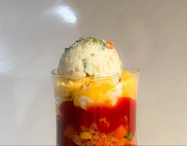 「クリームソーダみたいなオムライス」（画像提供：盛り塩さん @morisugi_warota ）