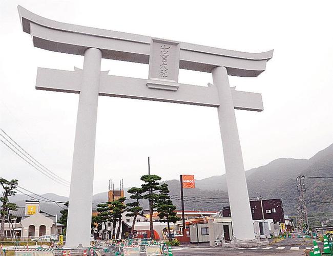 耐震工事が始まる出雲大社宇迦橋大鳥居=出雲市大社町杵築南