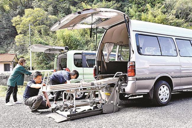 車両への乗車や降車で使用する器具を点検する浜田ハイヤーの福祉事業部社員〓（?）浜田市河内町