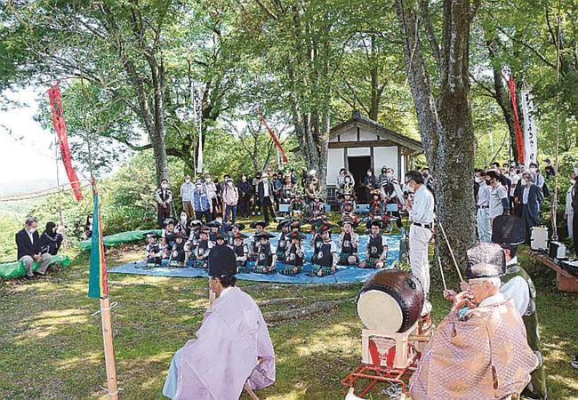 ５月の山城祭で山頂まで登った三沢小学校の児童ら＝島根県奥出雲町三沢、要害山