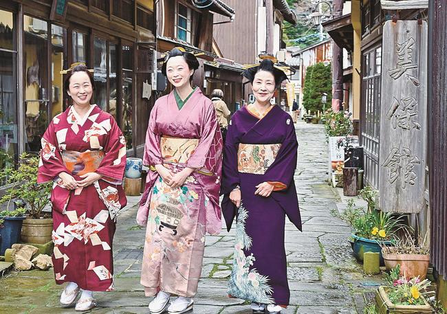 日本伝統の髪形と和装で、風情ある青石畳通りを歩く参加者＝松江市美保関町美保関
