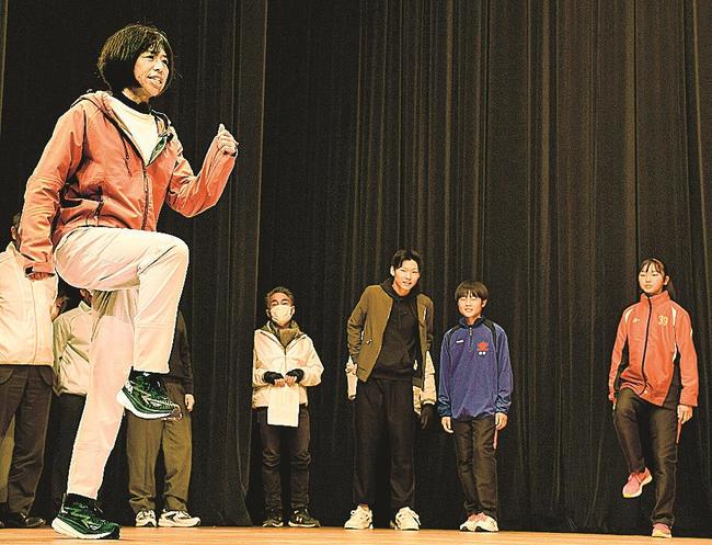 走り方を実演する福士加代子さん＝大田市大田町、あすてらす