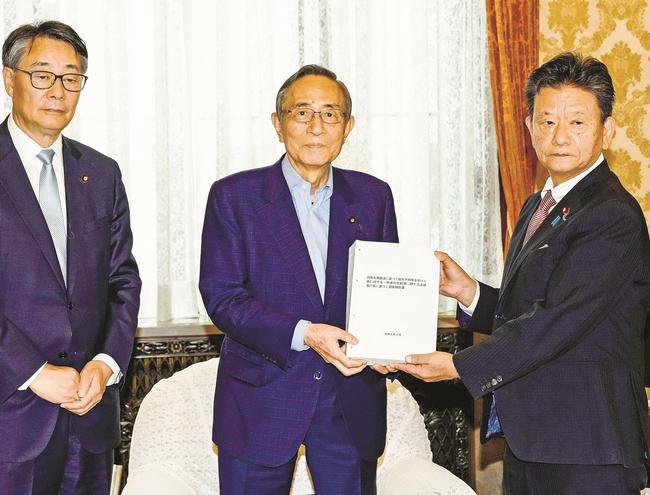 調査報告書を細田衆院議長(中央)に手渡す三ツ林裕巳衆院厚生労働委員長。左は海江田副議長=19日、国会