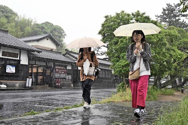 雨が降る中、塩見縄手を歩く観光客＝５月、松江市北堀町