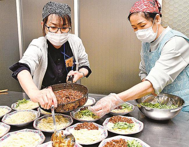 イノシシ肉を使った肉みそうどんを作る参加者＝益田市美都町都茂、市美都総合支所