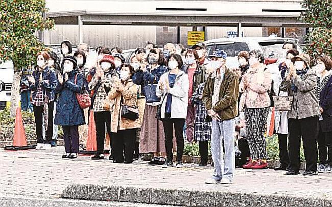 比例中国ブロックの候補者の演説を聞く有権者＝２３日、松江市内