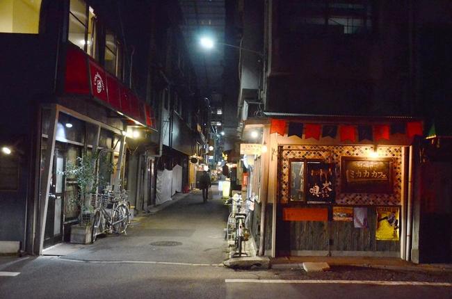 火災の影響から立ち直りつつある通称「エキニシ」飲食店街＝広島市南区