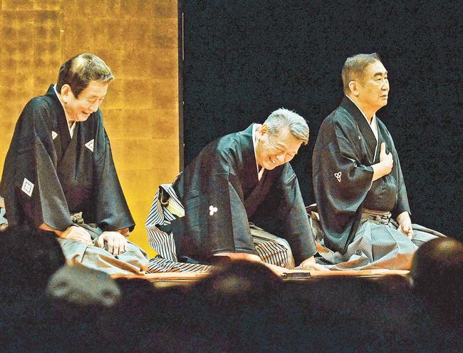 桂文枝さん（右）らと口上に並ぶ桂文吾さん（中央）＝米子市末広町、米子コンベンションセンター