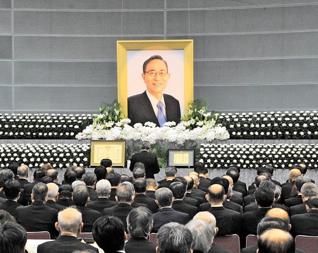 細田博之前衆院議長との別れを惜しむ参列者＝松江市学園南１丁目、くにびきメッセ