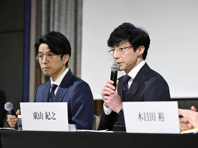 記者会見するジャニーズ事務所の東山紀之社長。左は井ノ原快彦氏＝２日午後、東京都内のホテル