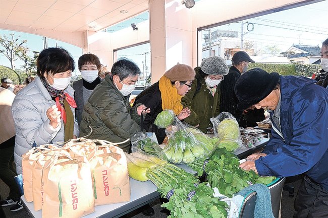 会員が持ち寄った野菜を買い求める来場者=益田市あけぼの東町、シルバーふれあいサロン
