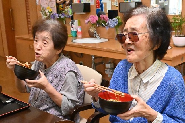 アナゴ丼を楽しむ施設利用者＝浜田市内村町、美川の郷