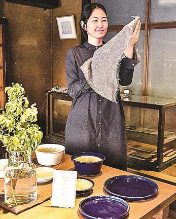 自ら染め上げたストールの状態を確認する俵志保さん＝島根県津和野町後田、俵種苗店