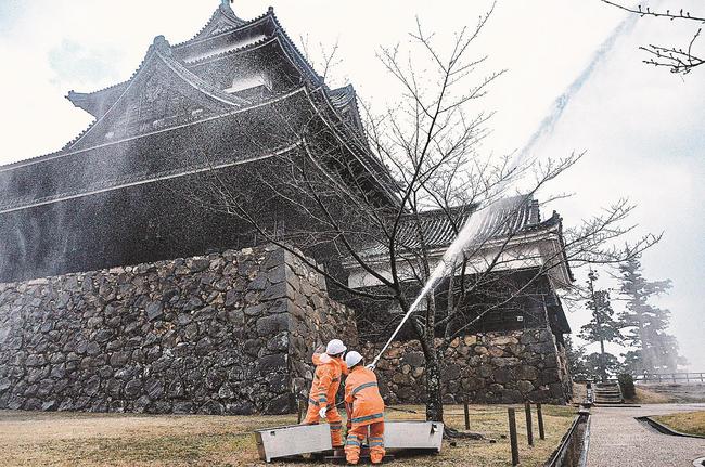 放水銃を使った消火活動に取り組む隊員＝松江市殿町、松江城