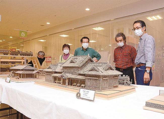 段ボールで作られた駅舎に見入る来場者＝雲南市木次町里方、マルシェリーズ