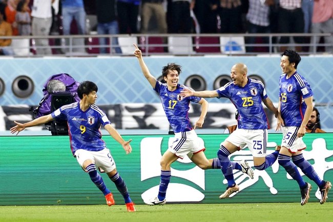 日本―スペイン　後半、決勝ゴールを決め、駆け出す田中（左から２人目）＝ドーハ（共同）