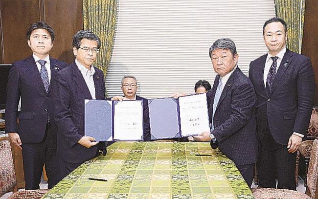政治資金規正法改正の与党案に大筋合意し、撮影に応じる自民党の茂木敏充幹事長（中央右）と公明党の石井啓一幹事長（同左）ら＝９日、国会