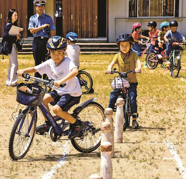 自転車のスラローム走行に挑戦する子どもたち＝大田市大森町、大森小学校