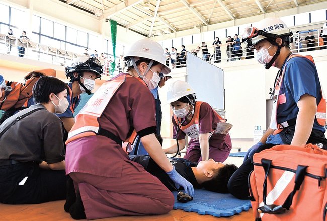 災害時の被災者への対応技術を磨く医療関係者＝松江市乃木福富町、島根県消防学校