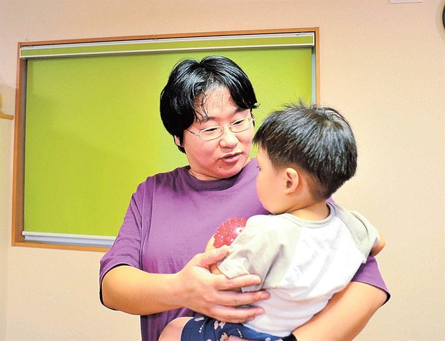 子どもを世話する赤松利都子施設長＝松江市乃木福富町、バンボハウス