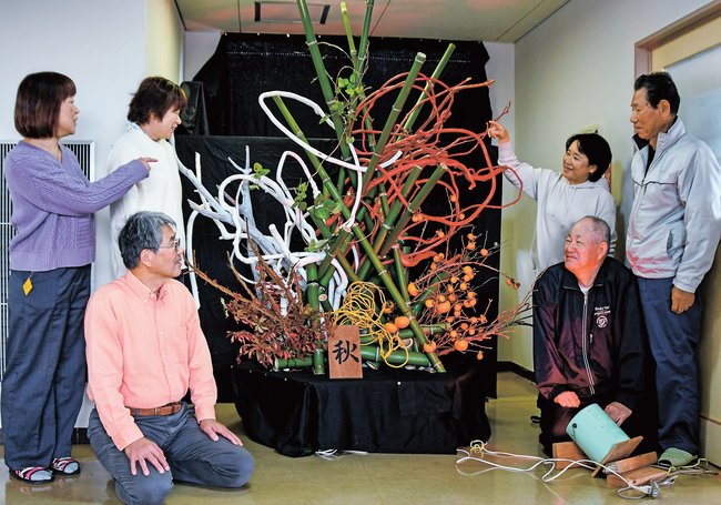 完成したオブジェ「秋」の出来栄えを確認する制作メンバー＝安来市穂日島町、島田交流センター