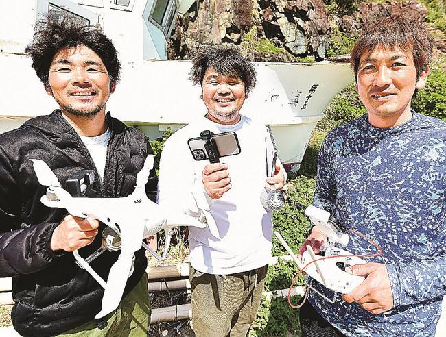 地元水産業の振興を目指し、ユーチューブでの映像配信を始める福島利一さん（中央）ら