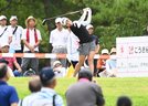 第３回大会で観客が見守る中、ティーショットを放つ選手＝大山平原GC