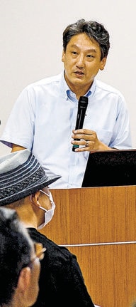 塩冶氏と古志氏の山城について講演する高屋茂男所長＝出雲市大津町、出雲弥生の森博物館