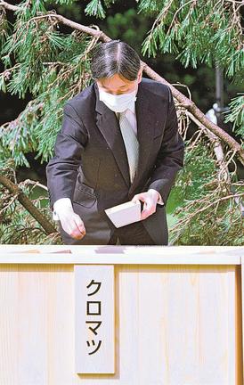 クロマツの種を「お手播（ま）き」される天皇陛下＝東京都港区、赤坂御用地