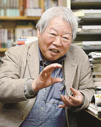 インタビューに答える立花隆さん=2013年12月、東京都文京区