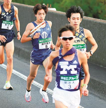 ２区で区間賞を獲得した順大の三浦龍司（左から２人目）＝名古屋市（代表撮影）
