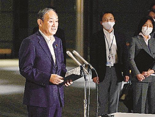 新型コロナウイルス緊急事態宣言の解除について、記者団の取材に応じる菅首相＝〓（?）日夕、首相官邸