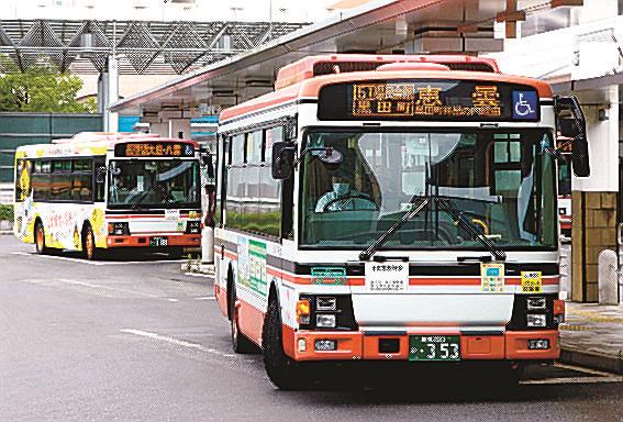 運転手不足で１４日から減便する一畑バスの恵曇線（右）と八雲線＝松江市朝日町、ＪＲ松江駅
