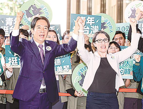 台湾総統選への立候補を届け出た与党、民進党の総統候補、頼清徳氏（左）と副総統候補、蕭美琴氏＝２１日、台北（中央通信社＝共同）
