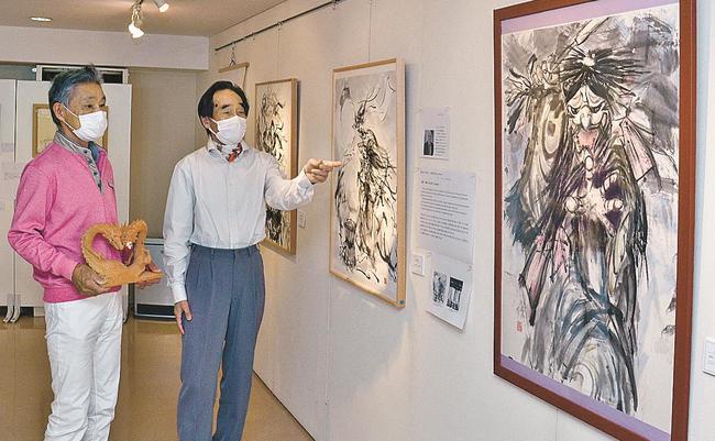 互いの作品を披露し合う梶田幹穂さん（右）と松本良桜さん＝米子市灘町３丁目、丸京庵市民ギャラリー