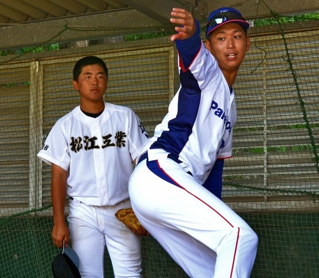 球児に指導するパナソニックの勝田紘一朗投手(右)=松江市古志原4丁目、松江工業高校