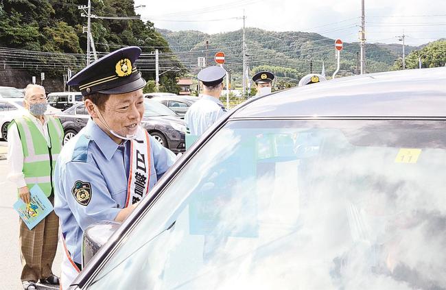啓発グッズを配るネゴシックスさん=安来市中海町、道の駅あらエッサ