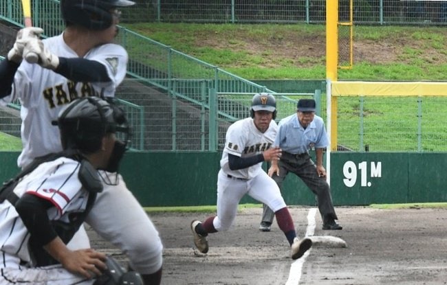 両翼９１メートルの島根県立浜山公園野球場で夏の甲子園出場を懸けて戦う高校球児＝７月１９日、出雲市大社町北荒木