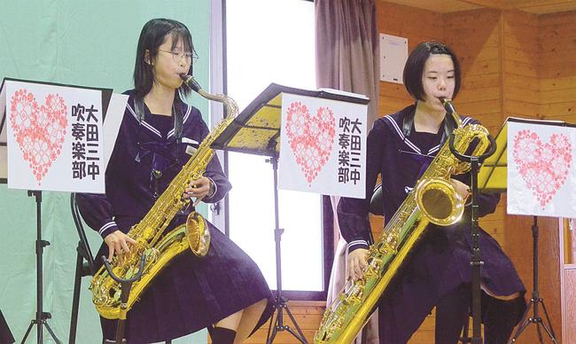 ラストステージで熱演する北野倖弥さん（左）と竹島世麗奈さん＝大田市祖式町、祖式まちづくりセンター