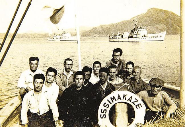 竹島で漁業権を行使した久見地区の漁師ら＝１９５４年５月（島根県竹島資料室提供）