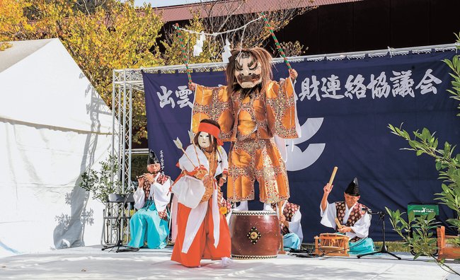 「日御崎」を披露する見々久神楽保持者会の会員∥出雲市大社町杵築東、県立古代出雲歴史博物館