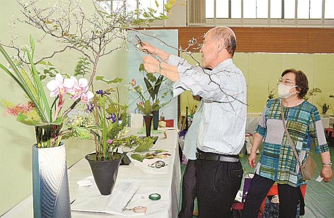 花展に向け花を生けて準備する会員ら＝浜田市原井町、サンマリン浜田