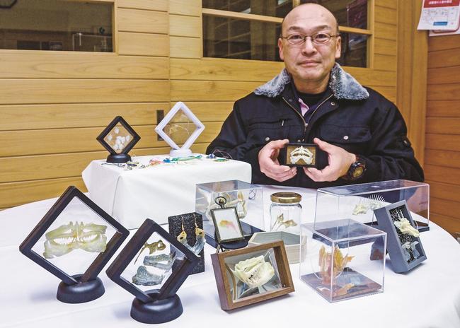 魚の骨を使った作品を紹介する金築仁さん＝出雲市坂浦町、佐香コミュニティセンター