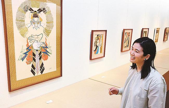 神楽や古事記をモチーフに描いた絵画の紹介をする川〓（﨑）麻央さん＝松江市朝日町、一畑百貨店