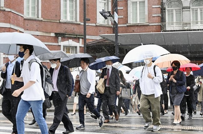 新型コロナウイルスが感染症法上の５類に移行された２０２３年５月８日。マスク姿で通勤する人たちが目立った＝ＪＲ東京駅前
