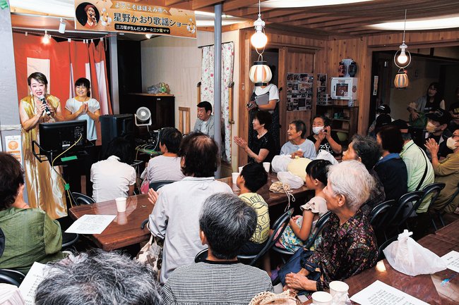 歌謡ショーを楽しむ来場者ら＝雲南市三刀屋町三刀屋、ほほ笑み