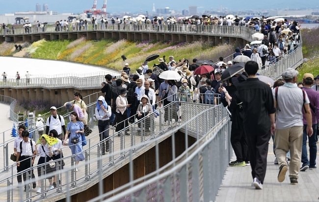 多くの人でにぎわう大阪・関西万博会場の大屋根リング＝２２日午後、大阪市此花区の夢洲