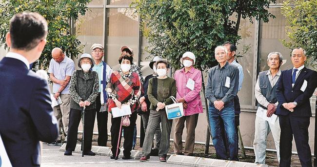 立候補者の演説に耳を傾ける聴衆。原発やエネルギー政策を巡る論戦は低調だ＝17日、松江市鹿島町北講武（画像の一部を加工しています）
